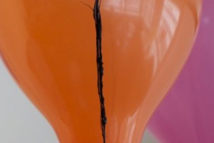 Strich aus elektrisch leitfähiger Farbe auf den Luftballons als Musikinstrument