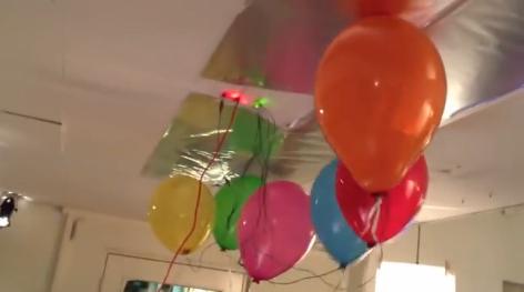 Die Luftballons von Luftballons als Musikinstrument berühren die Zimmerdecke