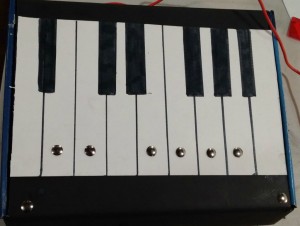 Die fertige Klaviertastatur für Klavier lernen mit MaKey MaKey